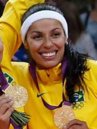 Paula Pequeno exibindo suas medalhas olímpicas