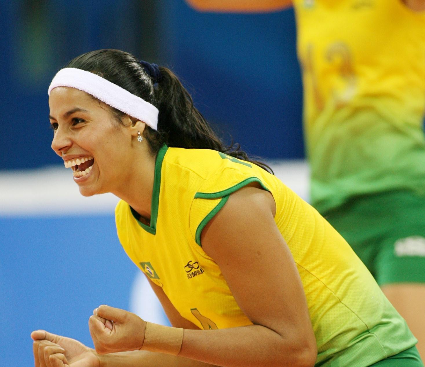 Paula Pequeno comemorando em quadra